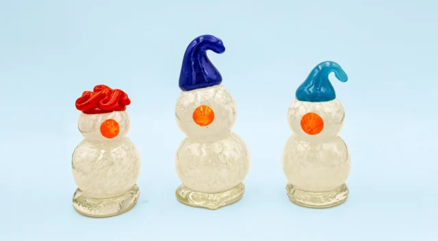 Make an adorable snowperson! With the help of our professional glassblowers, you sculpt the hot molten glass. Must be 5 years or older. $55 per person. Snowmen are approximately 4’’ tall. Reservations are required by phone (513-751-3292) or email us at (neusoleglassworks@hotmail.com). Payment is due upon scheduling. You will schedule up to 30-minute slots per person. Item will be available to be picked up approx. one week later. Colors are limited to availability. Wednesday through Sunday. #neusoleglassworks #snowman #cold #snowpeople #nonprofit #hotshop #hotshopsnowman #cincinnati #talent #glass