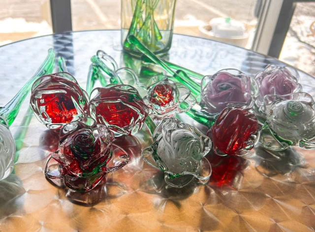 Have you checked out the price of Valentine's Day cut roses this year???? Our roses need no watering or special care, and guess what? They can  last forever. Stop in to see our large collection of roses and flowers.
11925 Kempersprings Drive
Cincinnati, Ohio 45240
513-751-3292
We are located in Forest Park
#neusoleglassworks #glassroses #valentinesday #showthelove #uniquegifts