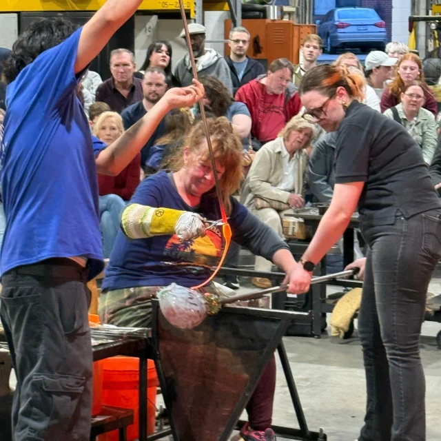 Thank you BillHamilton for sending us your pictures. @karen_willenbrink_johnsen Thanks for a great show! #neusoleglassworks #karenwillenbrinkjohnsen @alliglassblower @glassauden @sknyglass @eric.sara.glass Liz @saadiesmiith @artistic_sweets