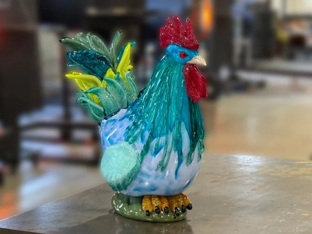The finished demo piece from Saturday @karen_willenbrink_johnsen and it has already been sold. Thank you for everyone who participated and everyone who came to watch. #neusoleglassworks #rooster #karenwillenbrinkjohnsen #visitingartist #cincinnati #farmanimals