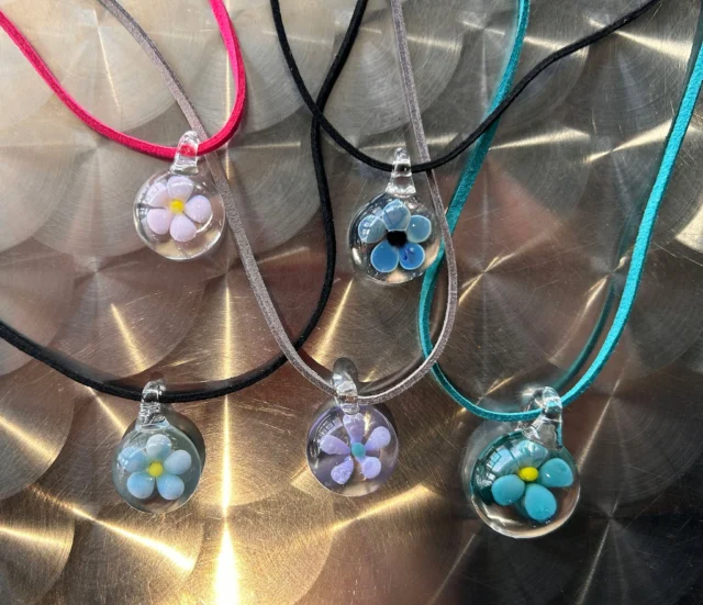 This flameworking pendant class is for all levels and no prior experience is necessary. Ages 12 and older. Class lasts up to one hour. $35 per person. Reservations required by phone (513-751-3292) or email neusoleglassworks@hotmail.com
or in person. Payment required at time of scheduling. Available for pick-up in approx. 7 days. Approx. 1” tall .5” wide. Different colors available. #neusoleglassworks #nonprofit #momsday #mothersday #mumsday #flameworking #glasspendant #makeityourself #flowers