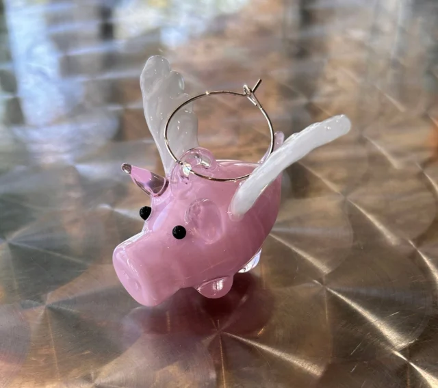 Flying Pig Ornament
In our GiftShop and online
$40 each
#neusoleglassworks #flyingpig #nonprofit #pigsdofly #pigornament