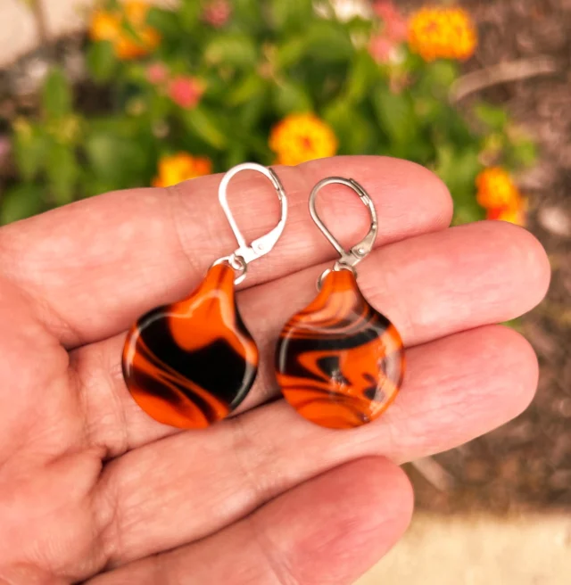 We have Bengal earrings sure to bring good luck :)
Available now to buy in our GiftShop
$20

#neusoleglassworks #bengal #cincinnati #goodluck #nonprofit #orangeandblack