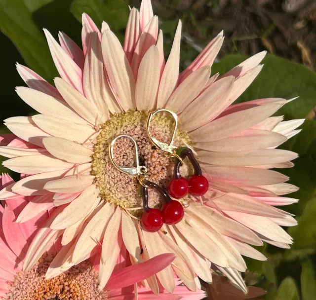 We will be at "Gettin' Artsy for Wildlife"
West Wildlife Rescue - Christ Church 965 Forest Ave Glendale, OH
Saturday, Oct 3rd 10:00am-3:00pm

• Artisan Market: Handmade arts and crafts
• Raffles & Silent Auctions: Bid on a variety of prizes to benefit the charity.
• Wildlife Ambassadors: Meet live animals up close.
• Food & Treats: Enjoy cookies and sweets while you browse.
All proceeds directly support WEST Wildlife Rehab
We will be vending and have our mobile hotshop

https://westwildlife.org/events/

#neusoleglassworks #west #westwildliferehab #nonprofit

pictured cherry leverback earrings