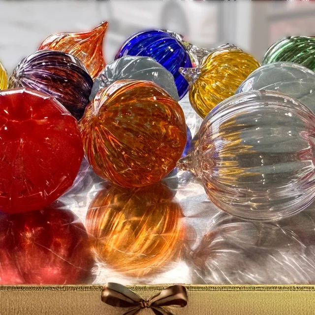 Now until the end of the year, make a blown glass ornament in our HotShop! With the help of our professional glassblowers, you will get to blow your own ornament out of hot molten glass. Experience the wonder that is glassblowing this holiday season with your loved ones! Reservations required. Check availability by phone (513-751-3292) or email (neusoleglassworks@hotmail.com). $45 per person and payment is due upon scheduling. Must be 5 years or older. Ready for pick up in 7 days. #neusoleglassworks #ornaments #nonprofit #holidays #familytradition